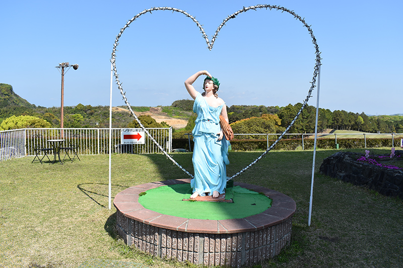 草, 屋外, グリーン, 男 が含まれている画像

自動的に生成された説明