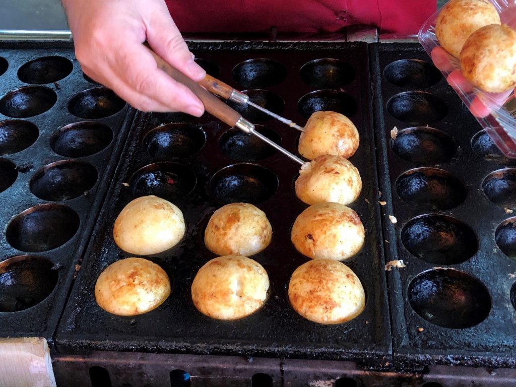 人, 食品, 屋内, トレイ が含まれている画像

自動的に生成された説明